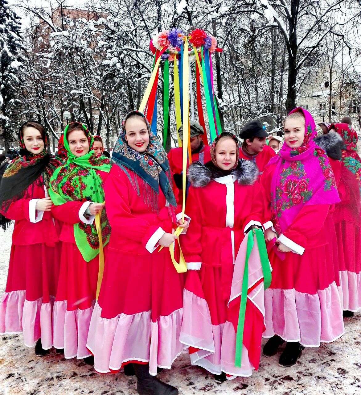 Масленица у дк гатчина. Масленица в новодвинске. Масленичные гуляния в школе. Масленица в дк. Масленица на центральной площади в подольске.