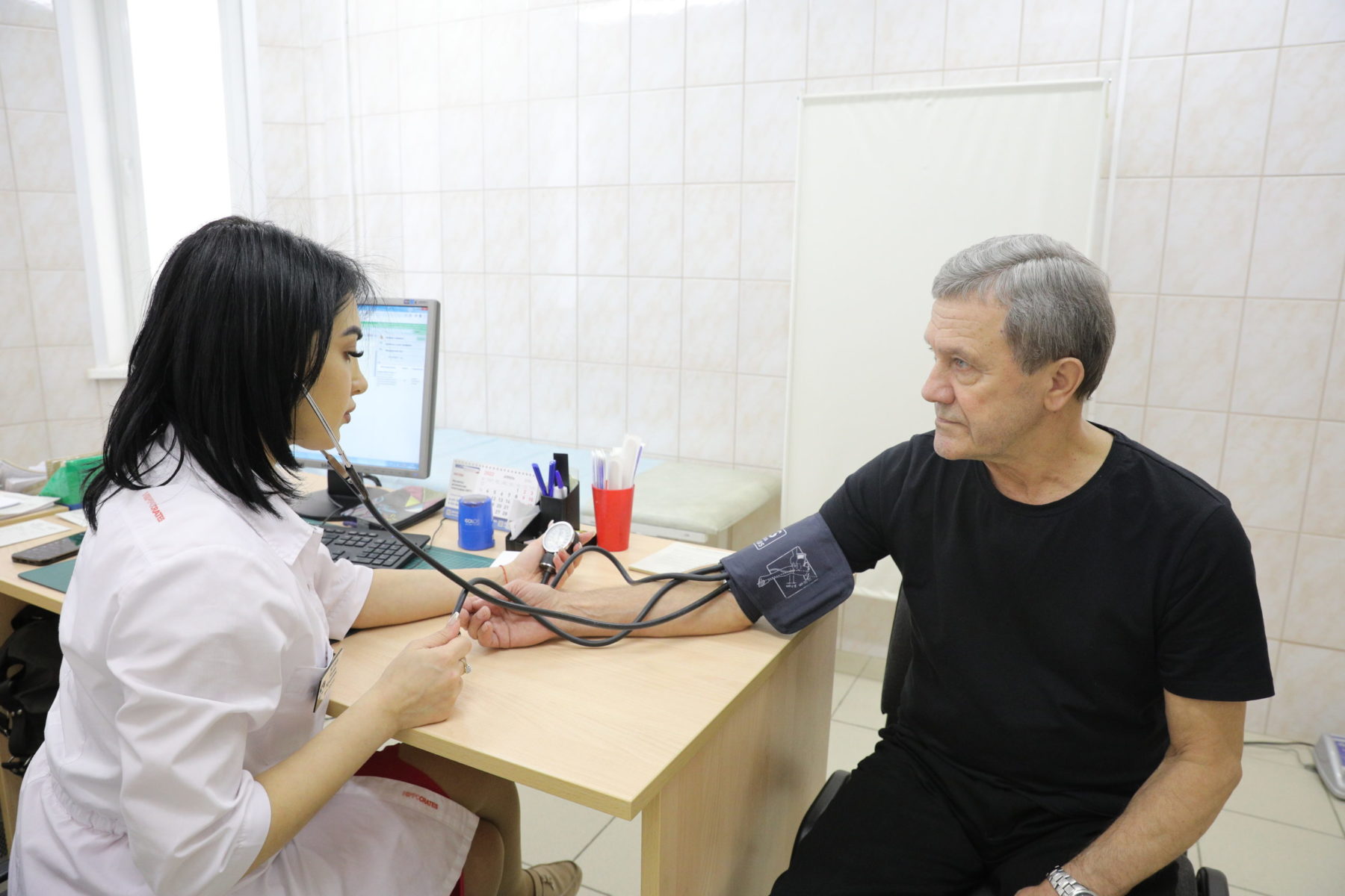 янтарные сувениры. кабинет врача общей практики. калининград статуэтки. янтарный врач. врач в поликлинике.